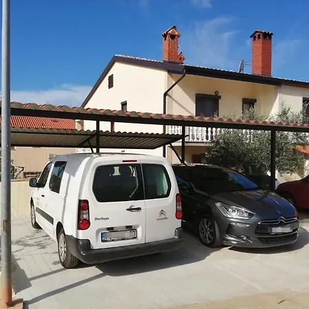 Kris With Private Entrance & Private Bathroom Vilanija