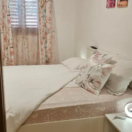 Kris With Private Entrance & Private Bathroom Гостевой дом Vilanija