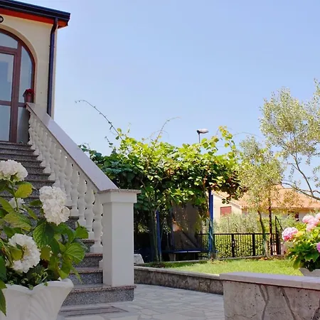 Kris With Private Entrance & Private Bathroom Гостевой дом