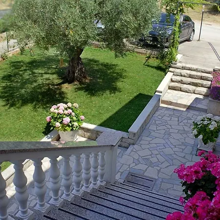 Гостевой дом Kris With Private Entrance & Private Bathroom 4*