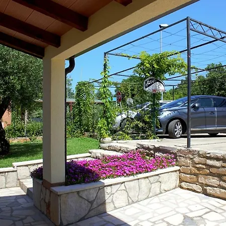 Kris With Private Entrance & Private Bathroom Гостевой дом Vilanija
