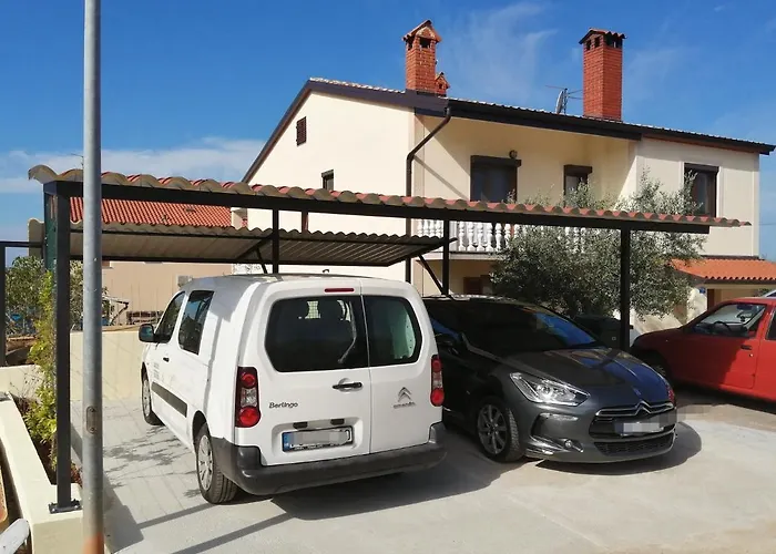Kris With Private Entrance & Private Bathroom Vilanija